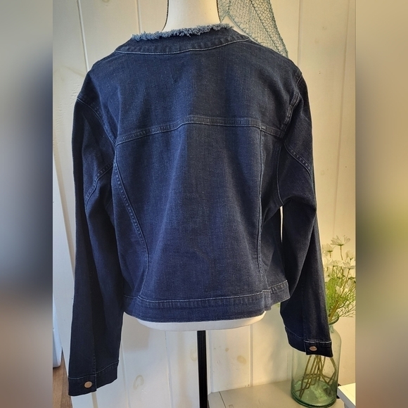 7 For All Mankind Jen7 Frayed Collar Denim Jacket - Picture 10 of 15